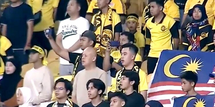 “Timnas Malaysia tumbang di Piala AFF 2024, hasil imbang melawan Singapura hanya mampu menempatkan Malaysia di posisi ketiga klasemen akhir Grup A.”