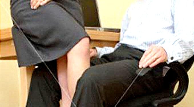 “Akibat tidak menuruti nasehat Ibu : Istri ku berselingkuh dengan Boss ditempat kerjanya yang berasal dari Arab Saudi.”